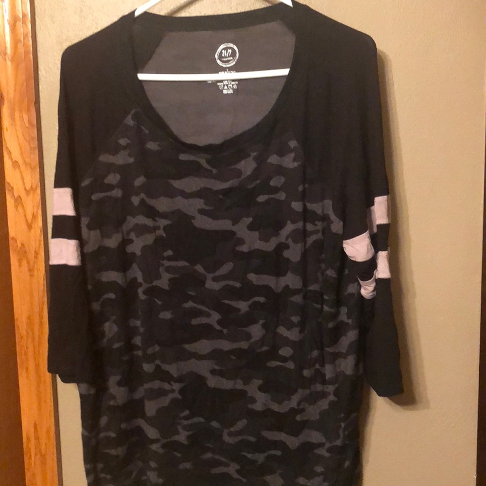 Scoop neck tee.  3/4 sleeves.